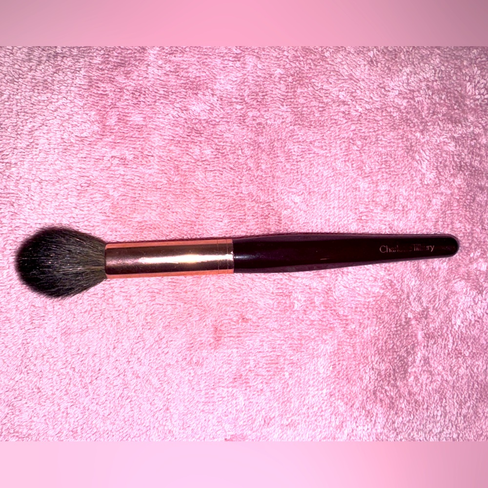 Charlotte Tilbury powder and sculpt brush ￼
